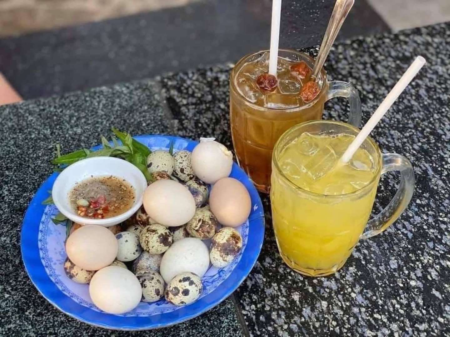 Trứng vịt lộn- cút lộn